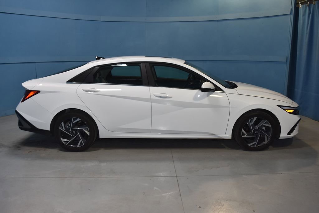 Used 2025 Hyundai Elantra Limited image 23