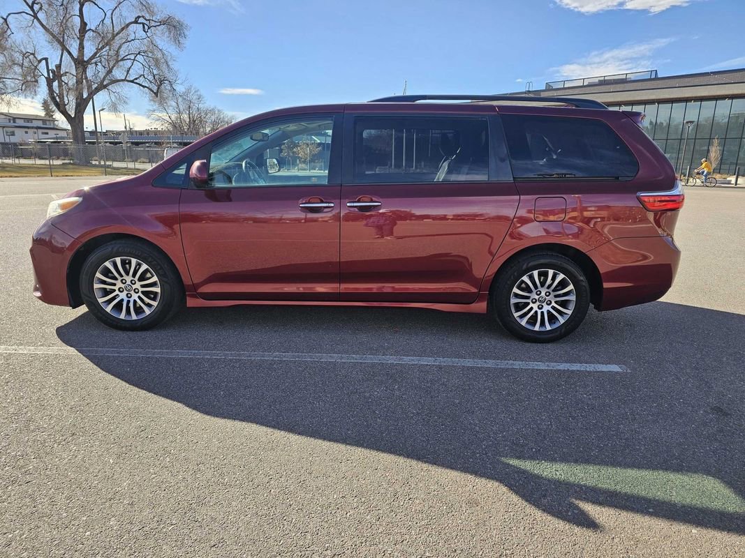 Used 2018 Toyota Sienna XLE FWD image 2