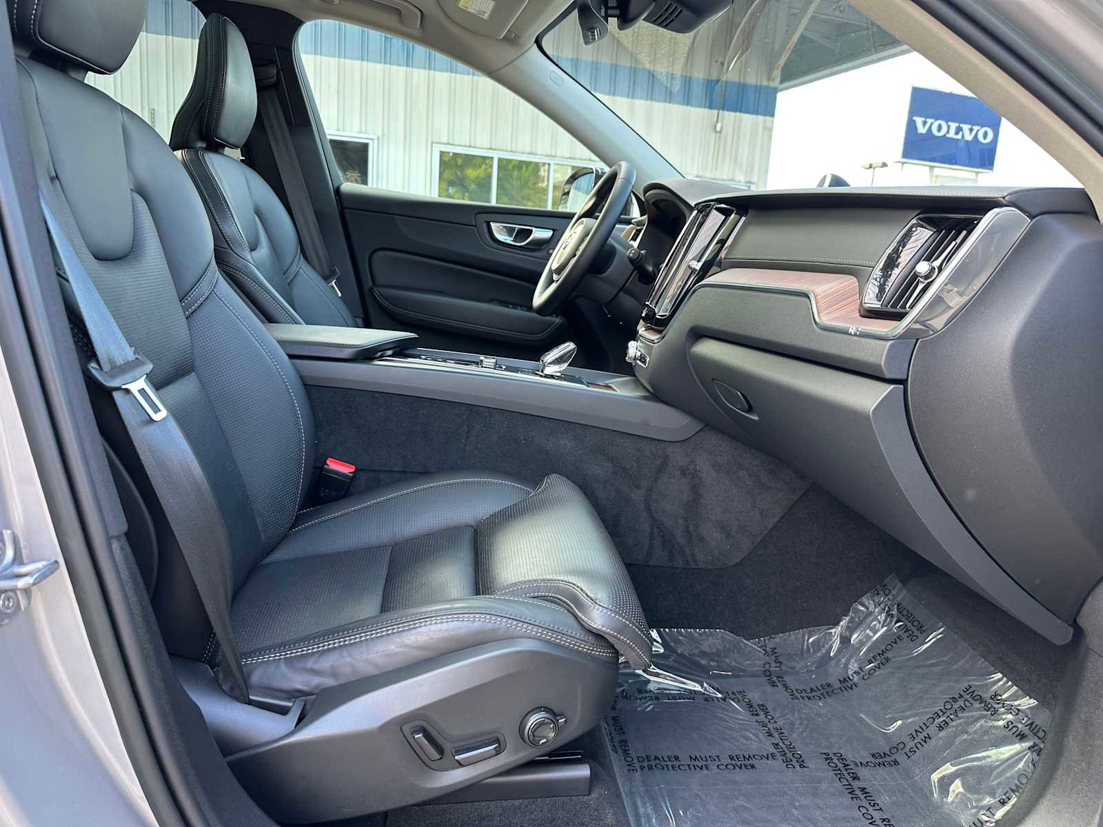 Certified 2023 Volvo XC60 T8 Ultimate w/ Climate Package image 11