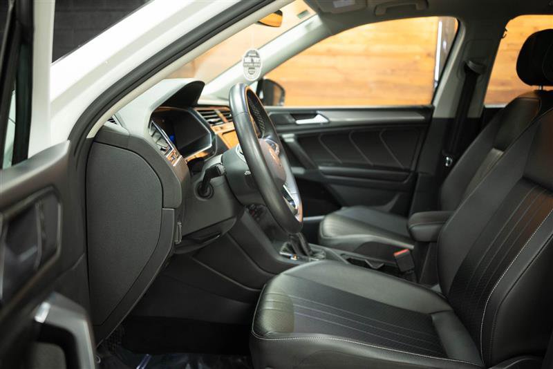 Used 2022 Volkswagen Tiguan SE w/ Panoramic Sunroof Package image 8