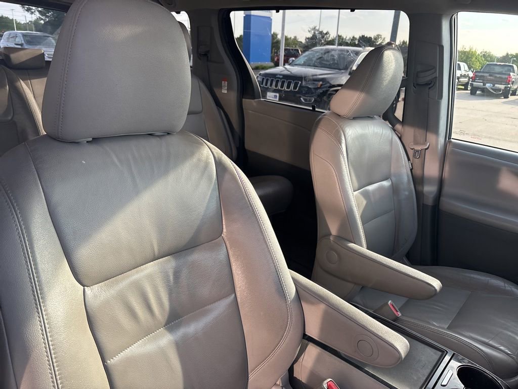 Used 2015 Toyota Sienna XLE Premium FWD image 28