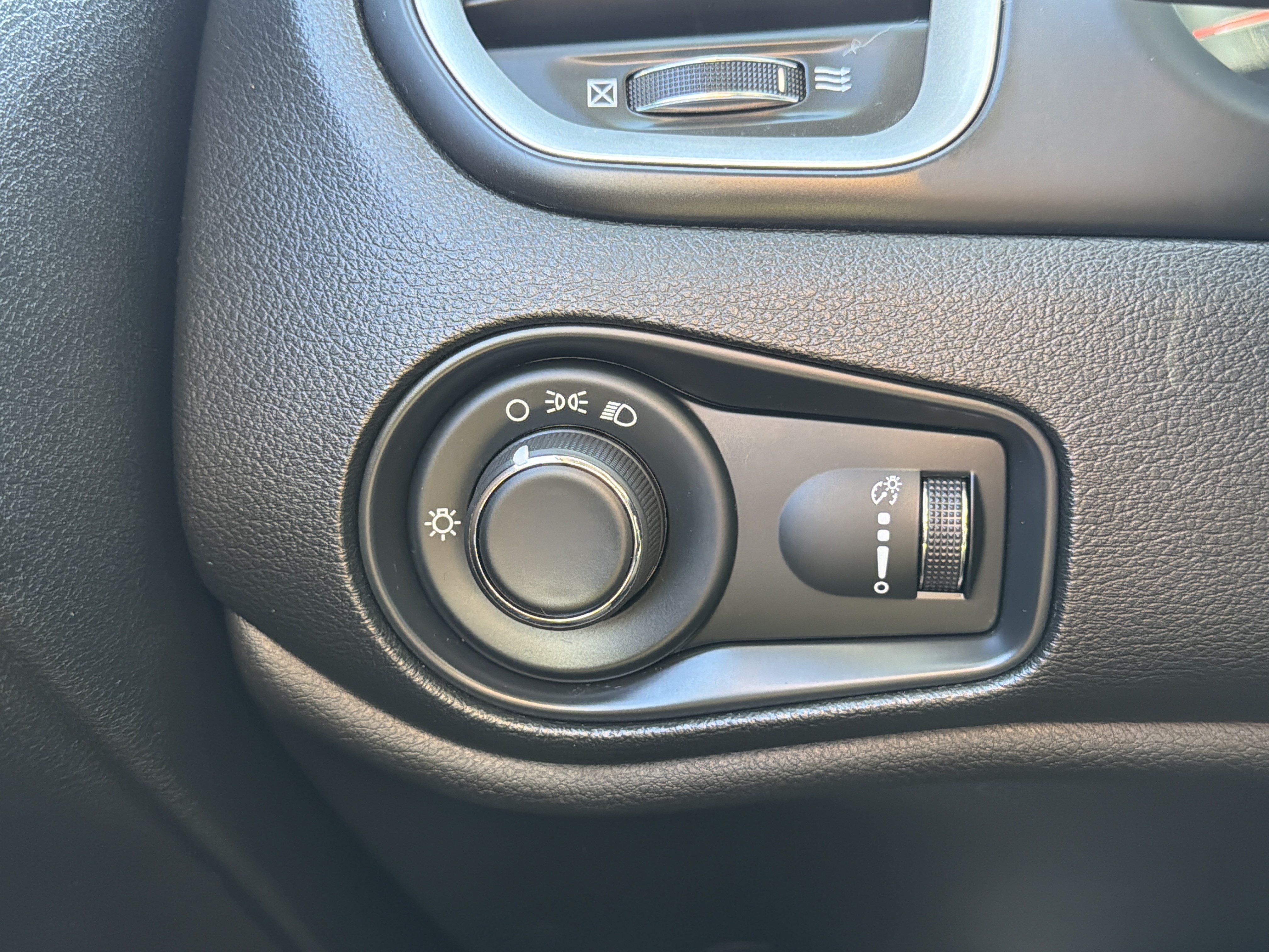 Used 2019 Jeep Renegade Sport w/ UConnect 7.0 Group AWD/4WD image 15
