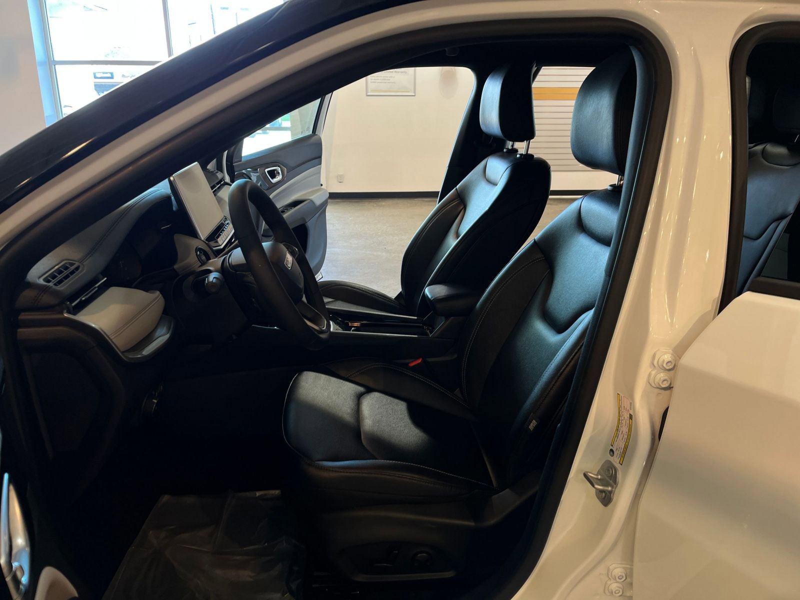 Used 2025 Jeep Compass Limited image 27