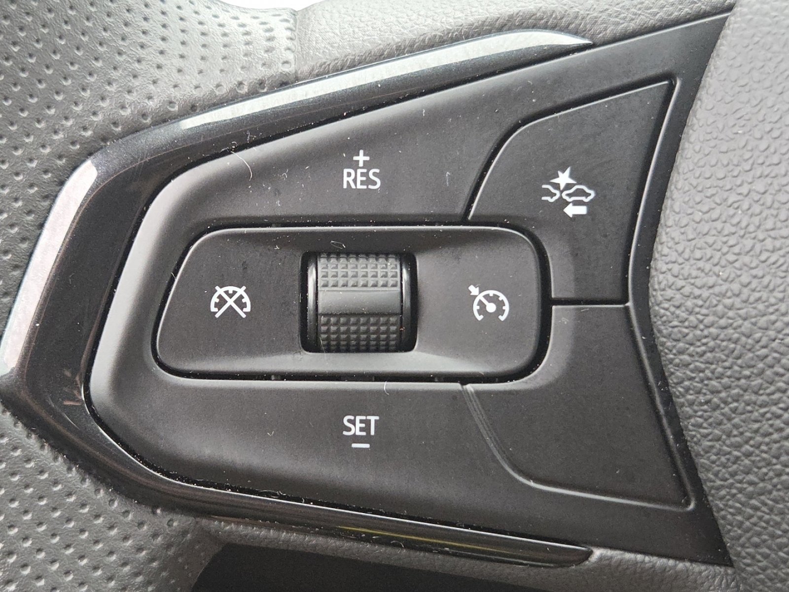 Used 2025 Chevrolet Trax LS w/ LS Convenience Package image 29