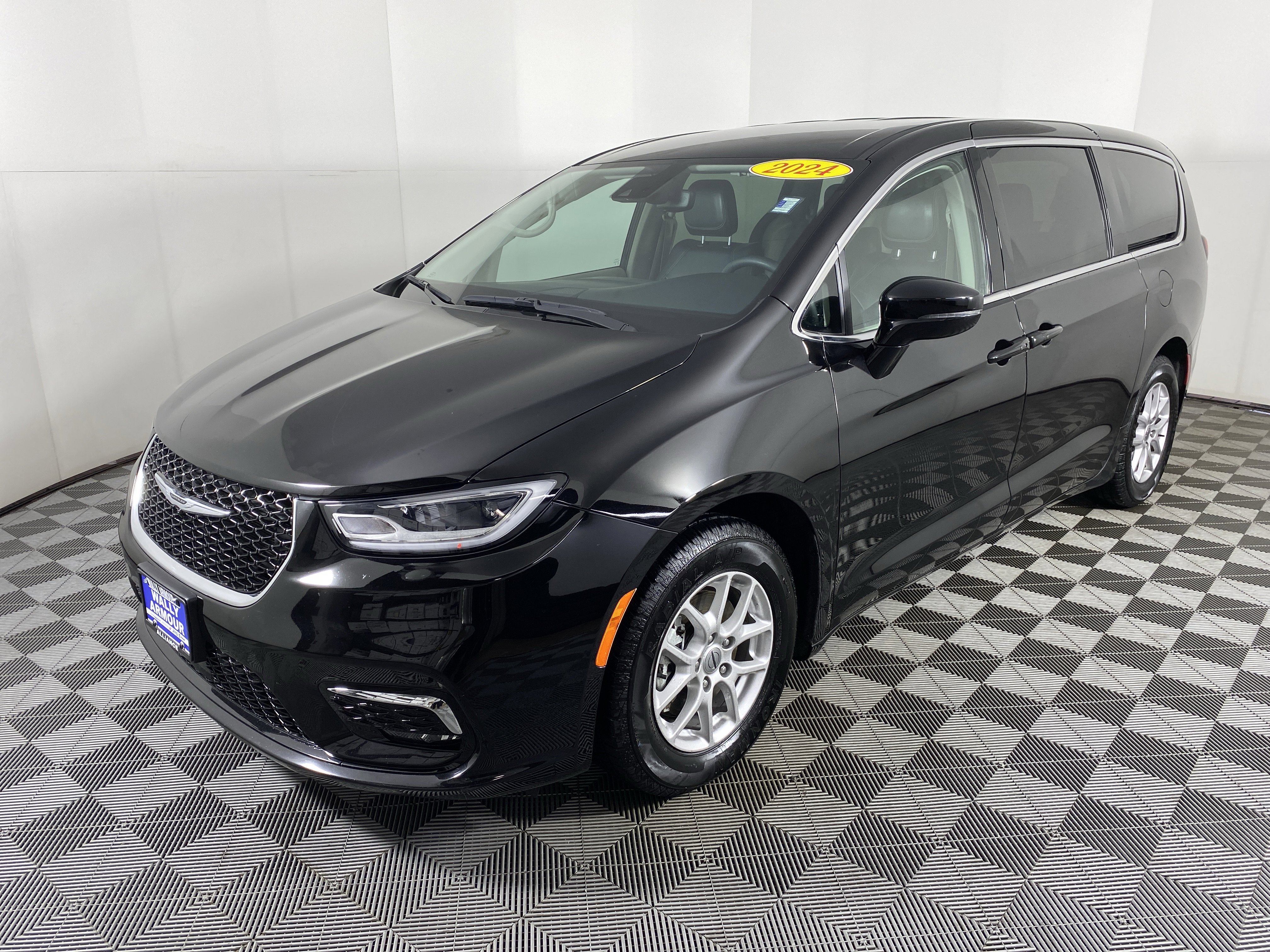 Used 2024 Chrysler Pacifica Touring-L image 10