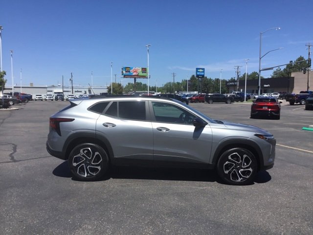 Used 2025 Chevrolet Trax RS w/ Driver Confidence Package image 2