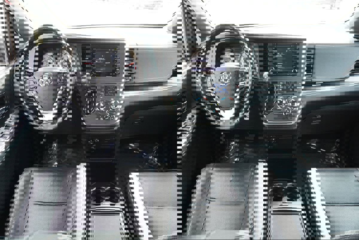 Used 2020 Toyota Sienna SE image 19