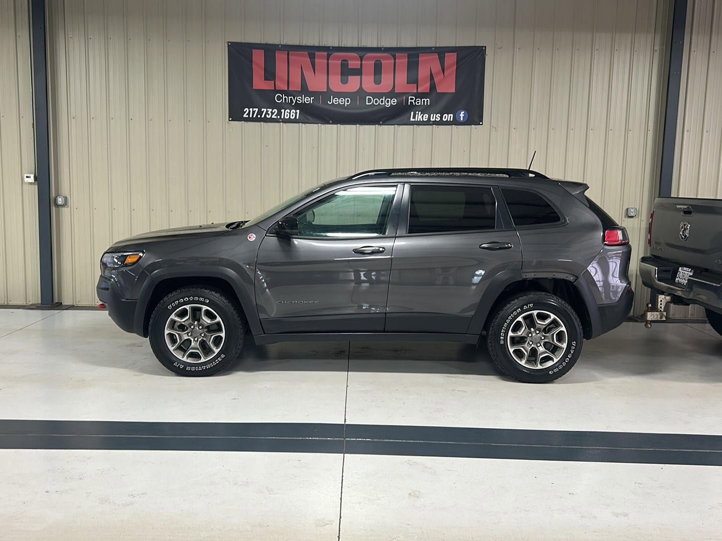 Used 2022 Jeep Cherokee Trailhawk w/ Sun, Sound & Nav Group AWD/4WD image 5
