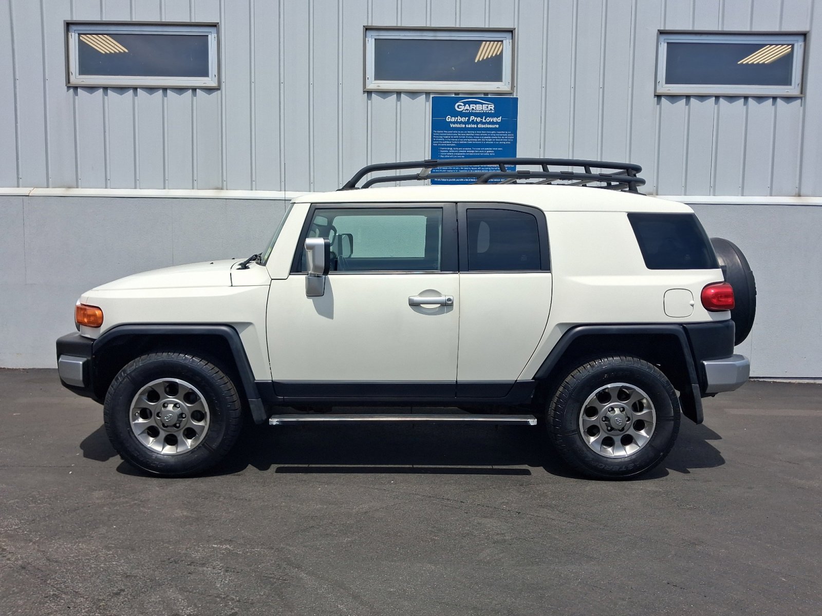 Used 2011 Toyota FJ Cruiser 4WD w/ Upgrade Pkg image 2