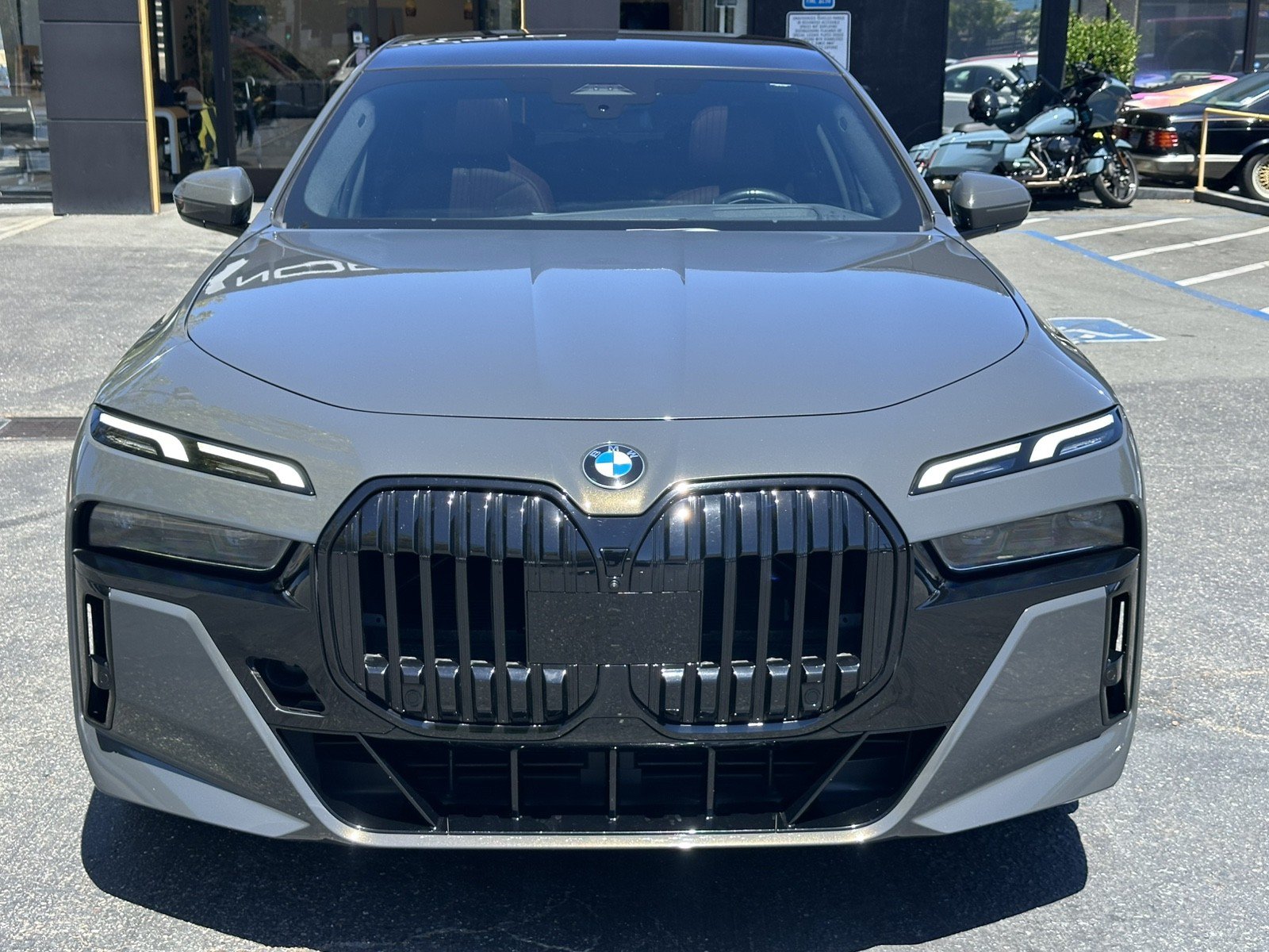 Used 2023 BMW 740i w/ Parking Assistance Package RWD image 5