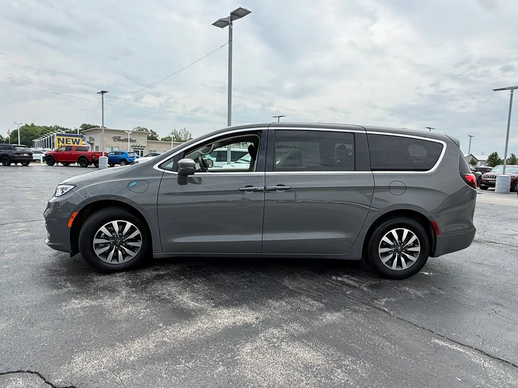 Used 2022 Chrysler Pacifica Touring-L FWD image 4