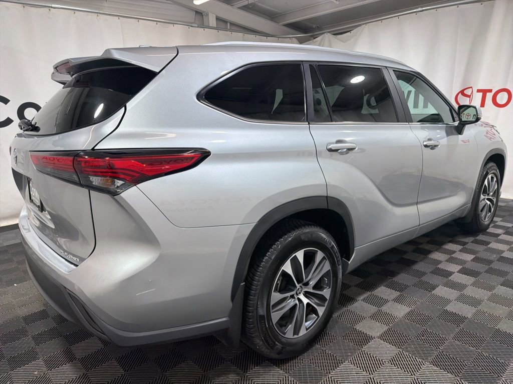 Used 2023 Toyota Highlander XLE image 7