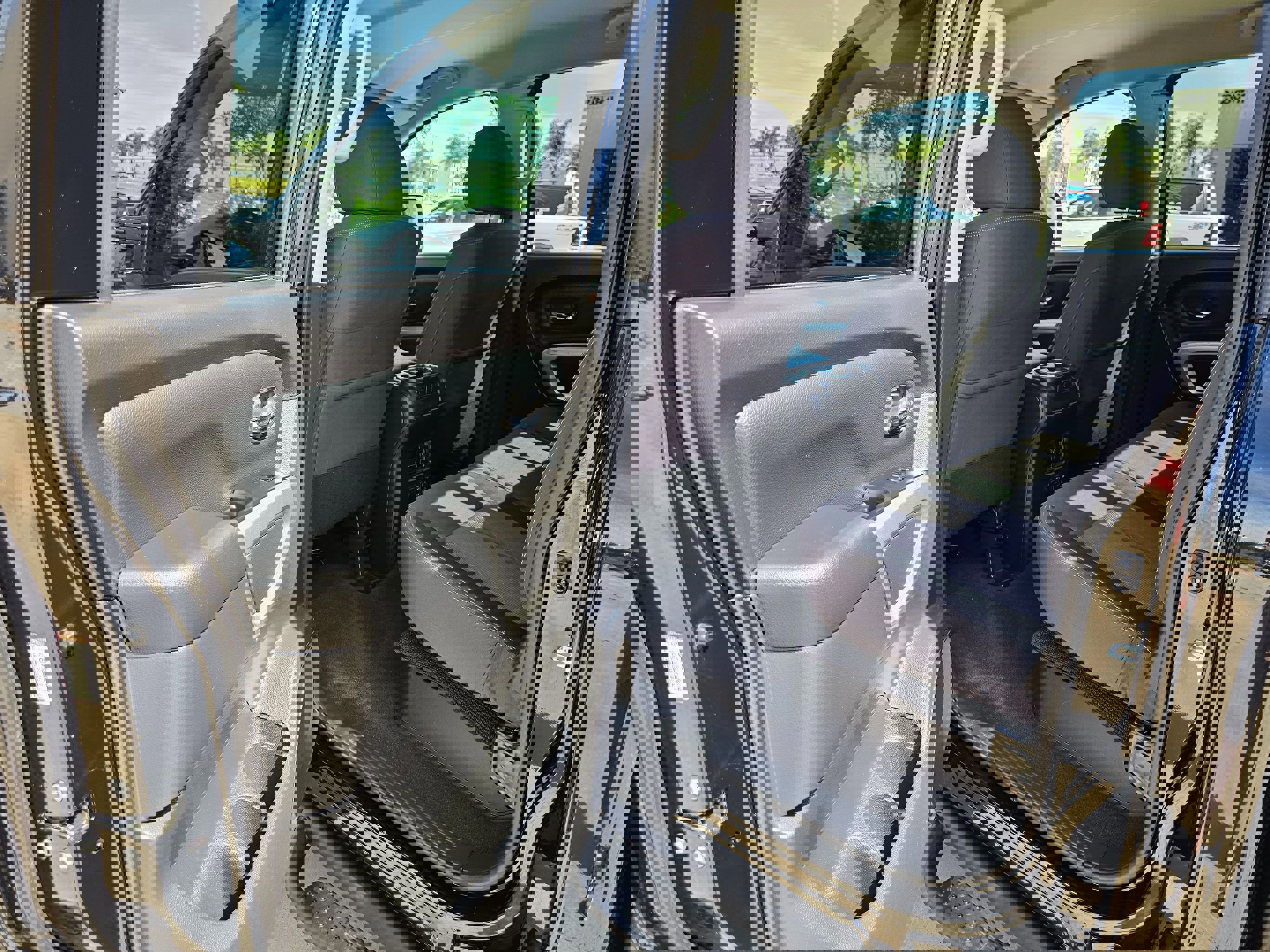 Used 2024 Nissan Titan SV w/ SV Convenience Package image 17