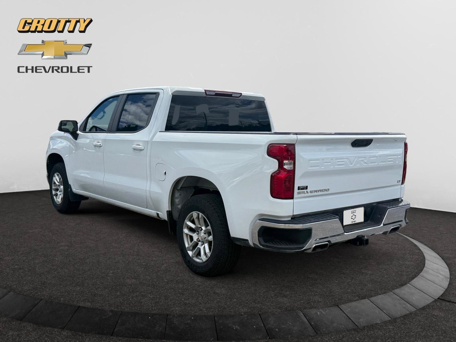 Used 2022 Chevrolet Silverado 1500 LT AWD/4WD image 3