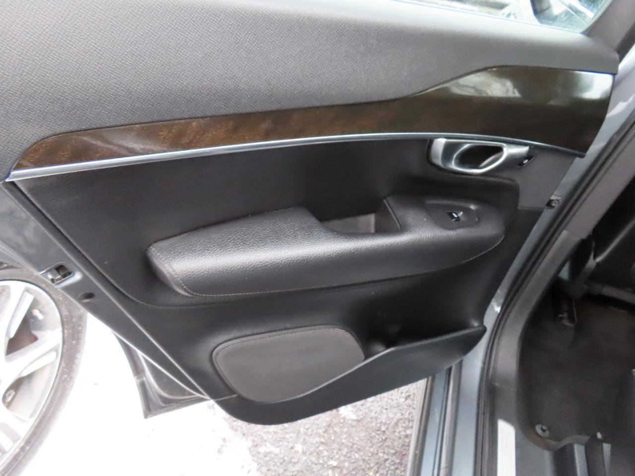 Used 2018 Volvo XC90 T6 Momentum w/ Convenience Package image 12