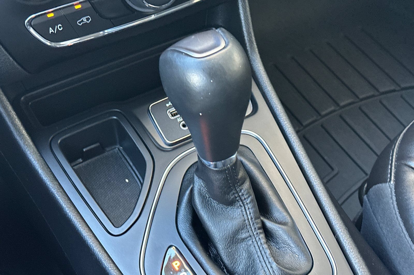 Used 2021 Jeep Cherokee Latitude Plus FWD image 21