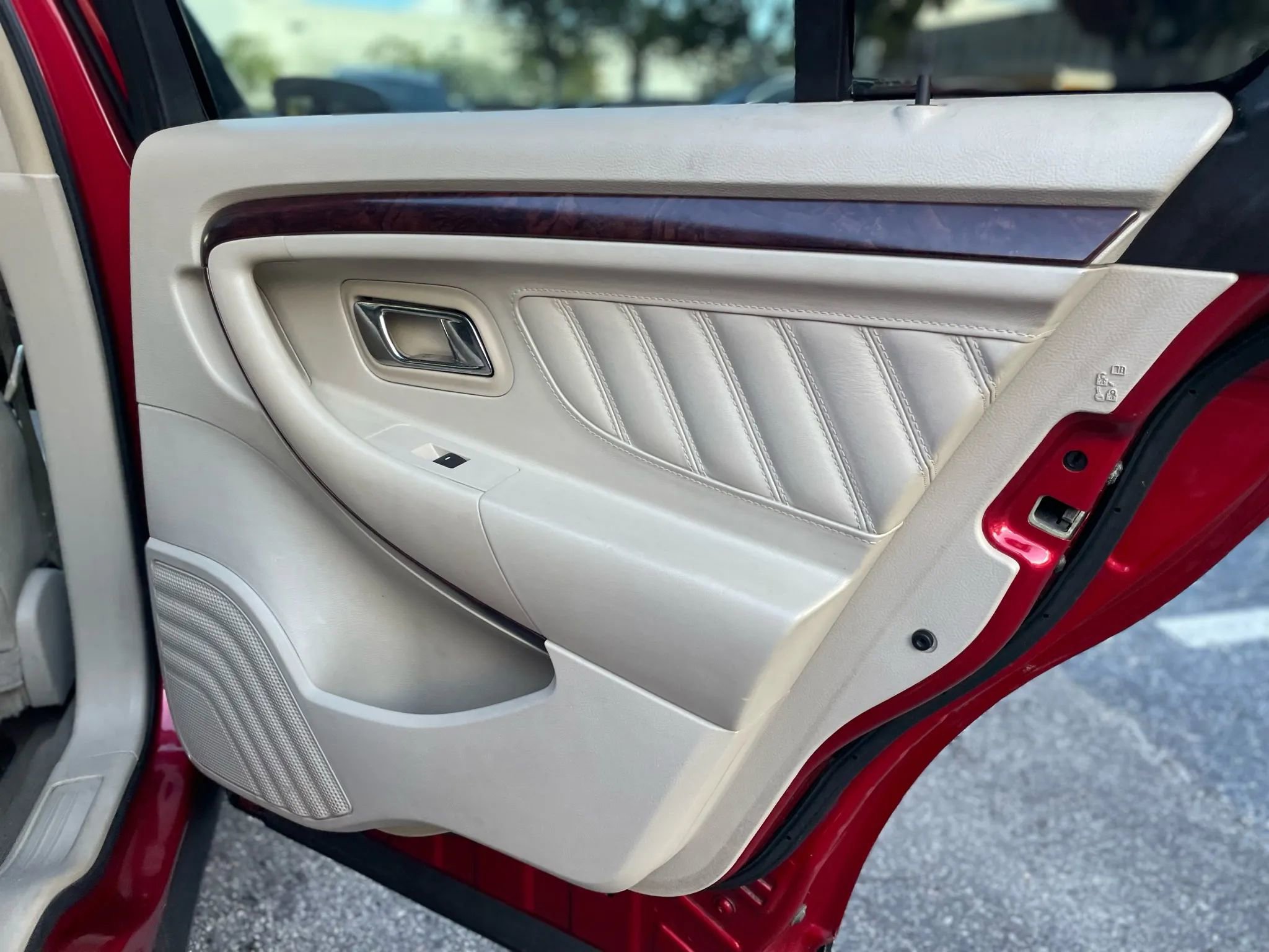 Used 2010 Ford Taurus Limited image 30