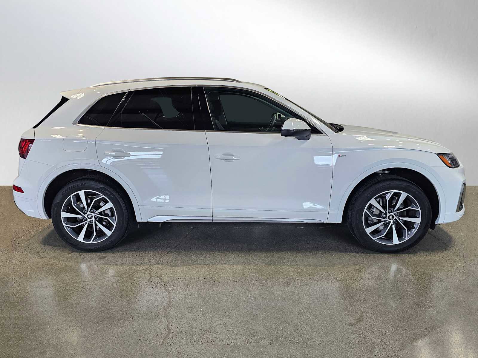 Used 2023 Audi Q5 2.0T Premium Plus w/ Premium Plus Package AWD/4WD image 8