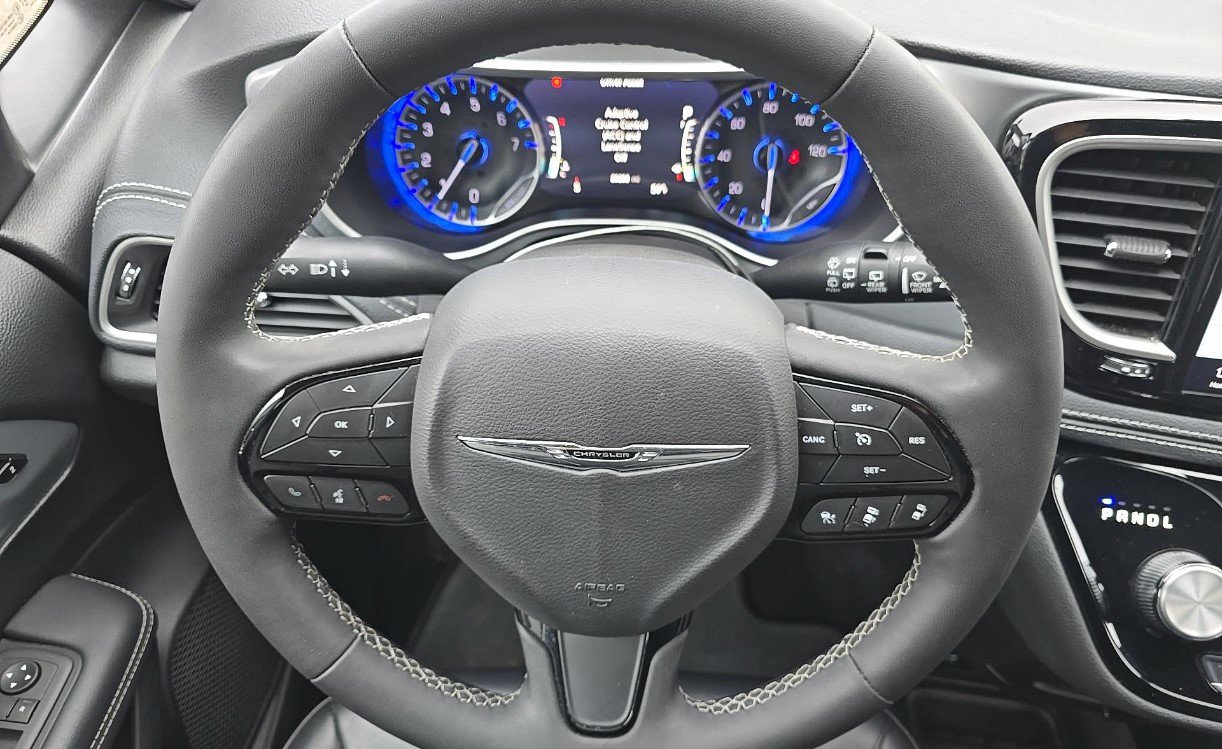 Used 2023 Chrysler Pacifica Touring-L w/ S Appearance Package AWD/4WD image 8