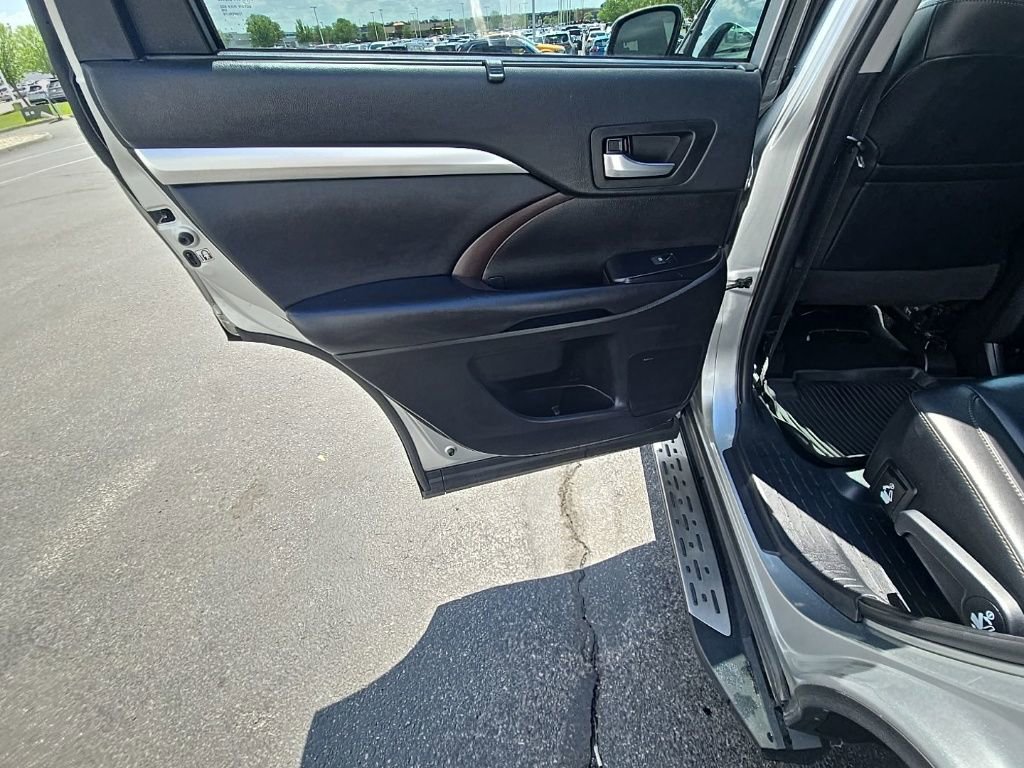 Used 2019 Toyota Highlander XLE AWD/4WD image 25