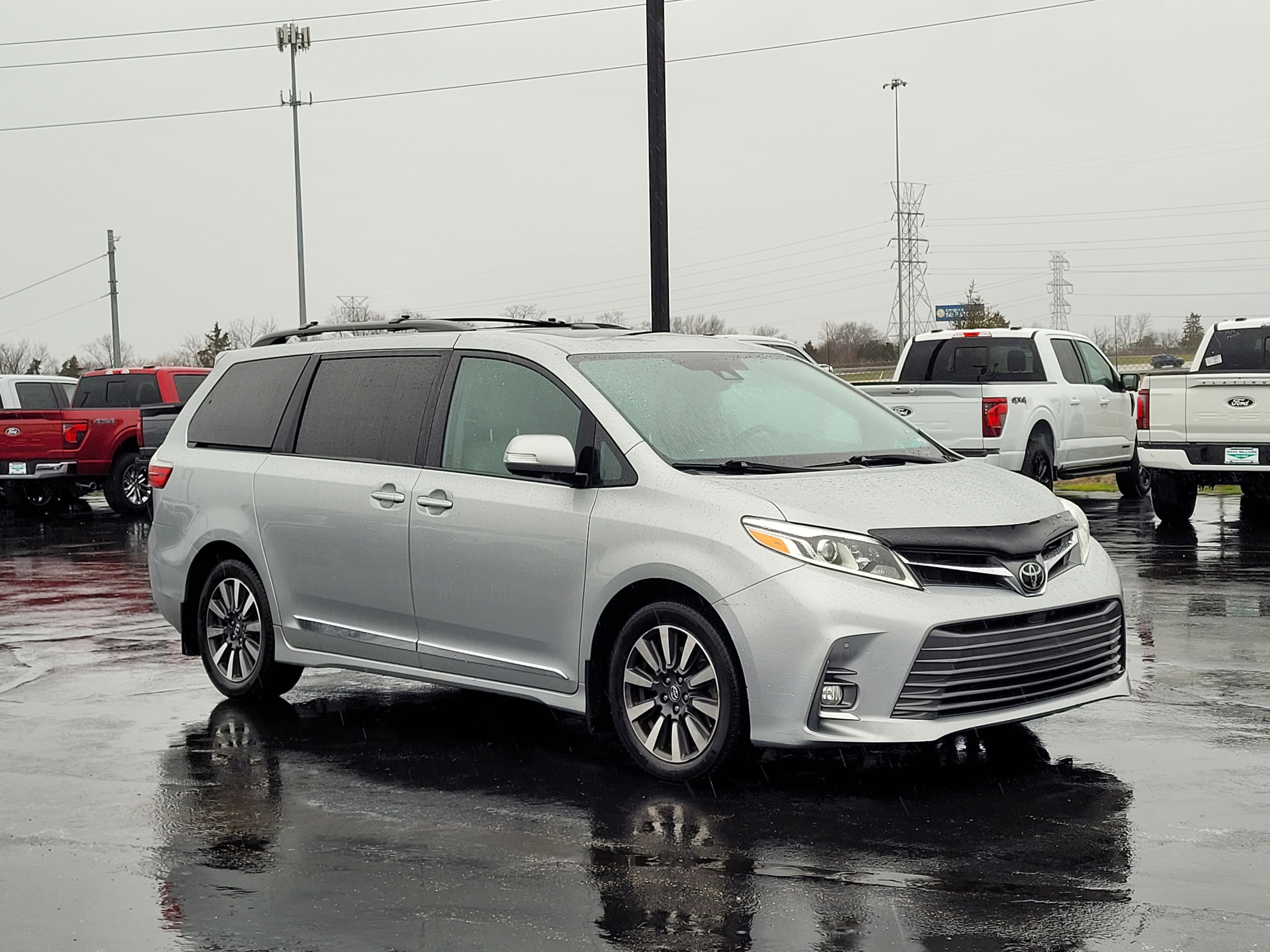 Used 2019 Toyota Sienna Limited image 1