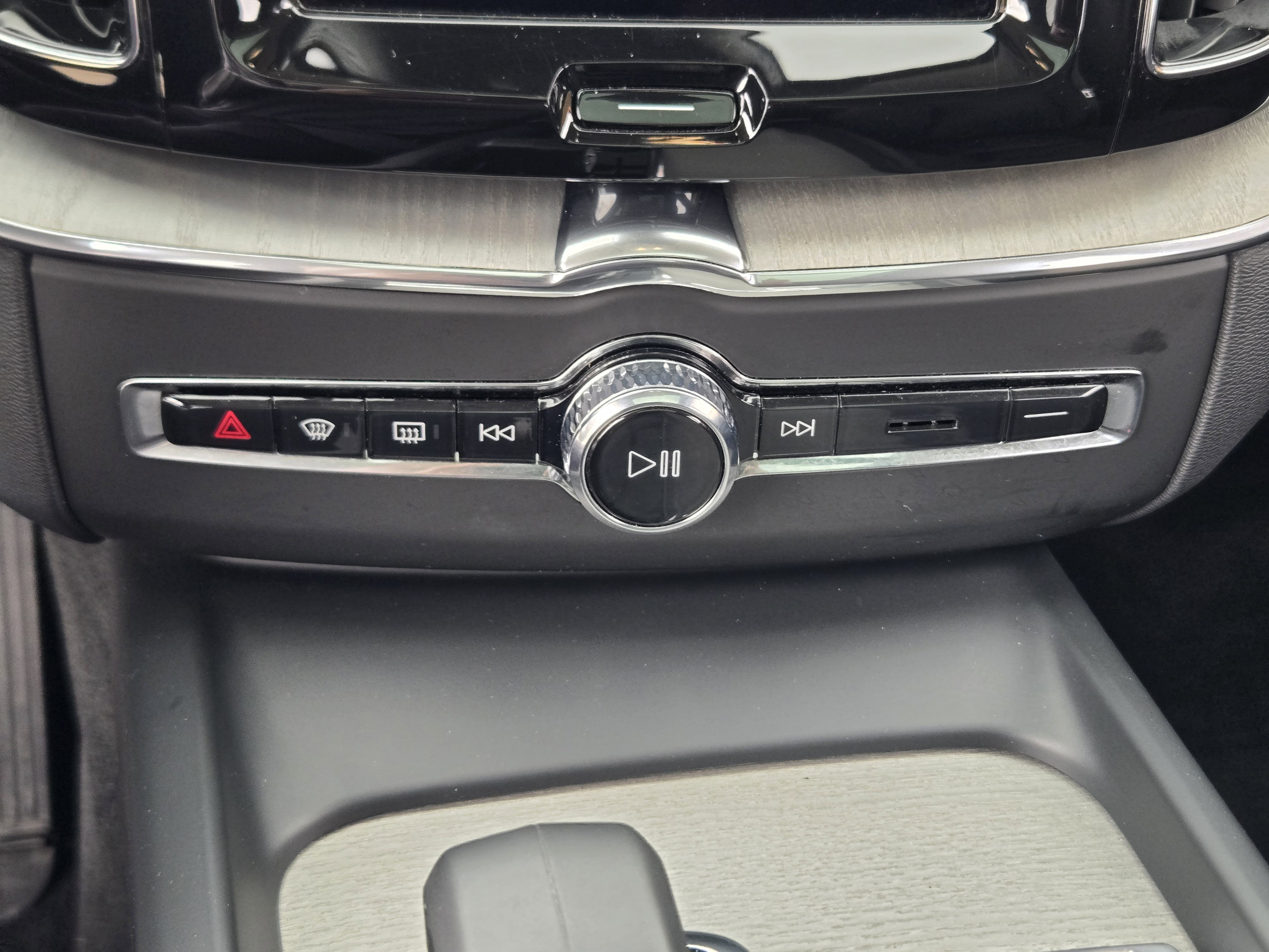 Used 2025 Volvo XC60 B5 Plus image 27