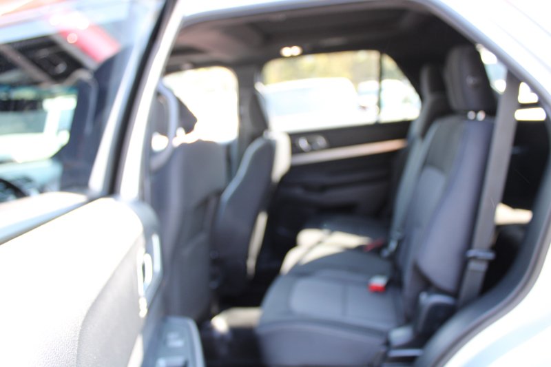 Used 2018 Ford Explorer XLT w/ Equipment Group 201A AWD/4WD image 12
