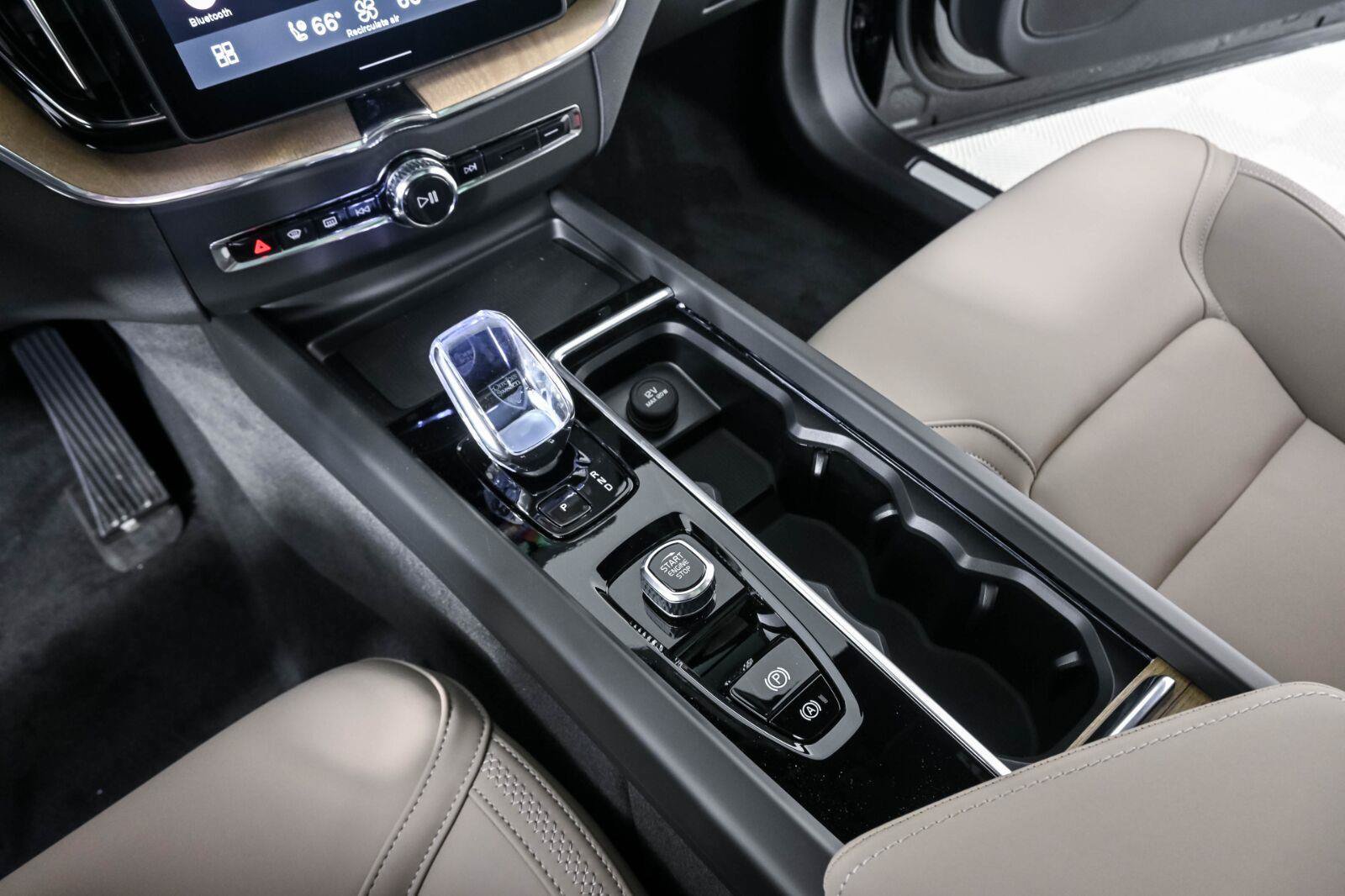 New 2026 Volvo XC60 T8 Plus w/ Protection Package Premier AWD/4WD image 17