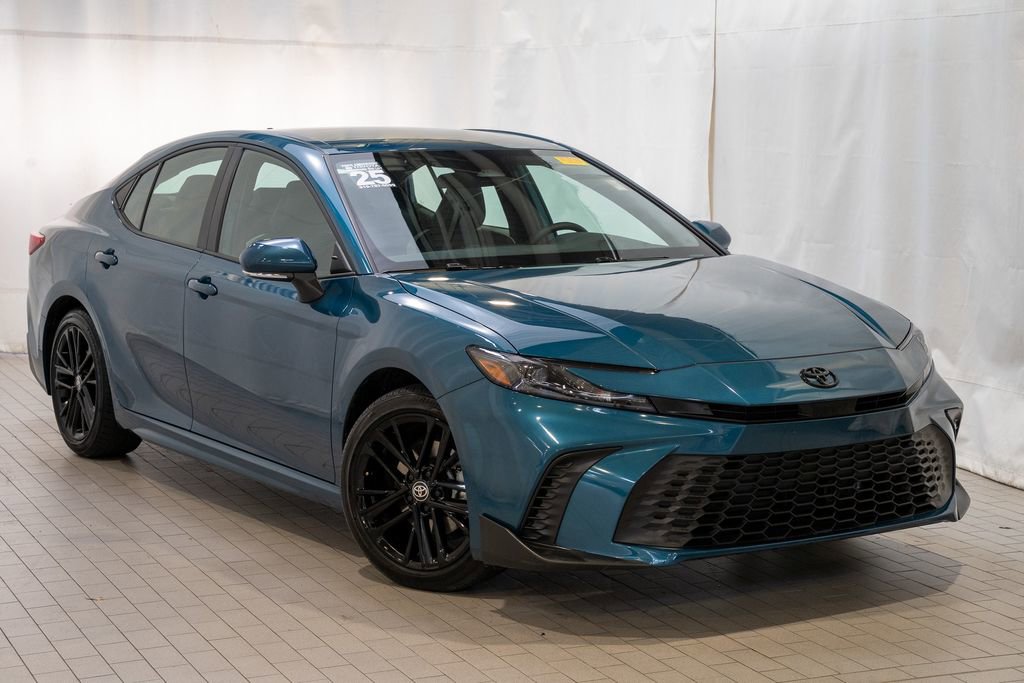 Used 2025 Toyota Camry SE image 1