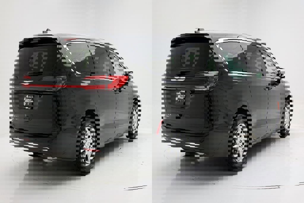 Used 2025 Chrysler Pacifica Select image 8