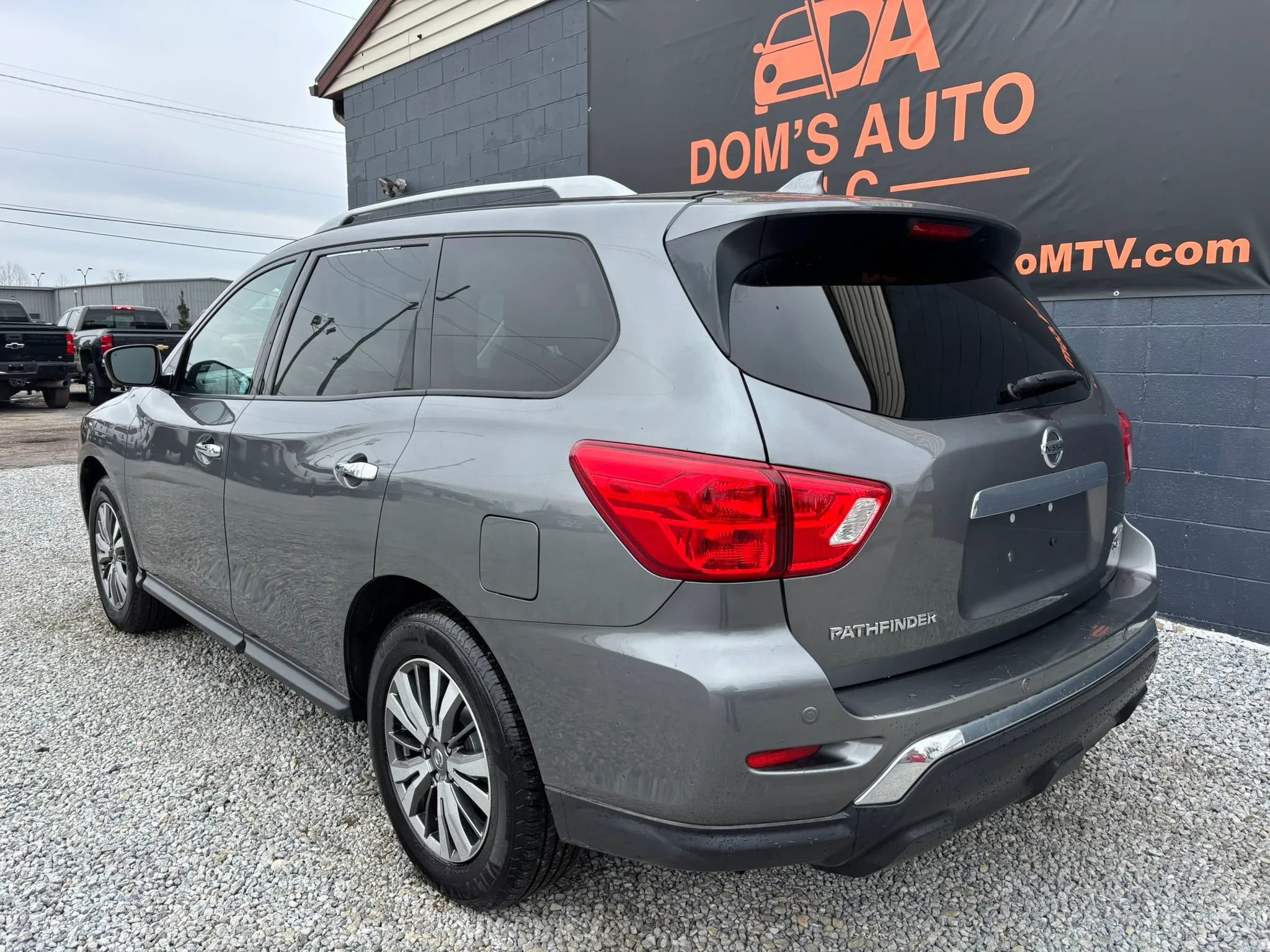 Used 2020 Nissan Pathfinder SL image 3