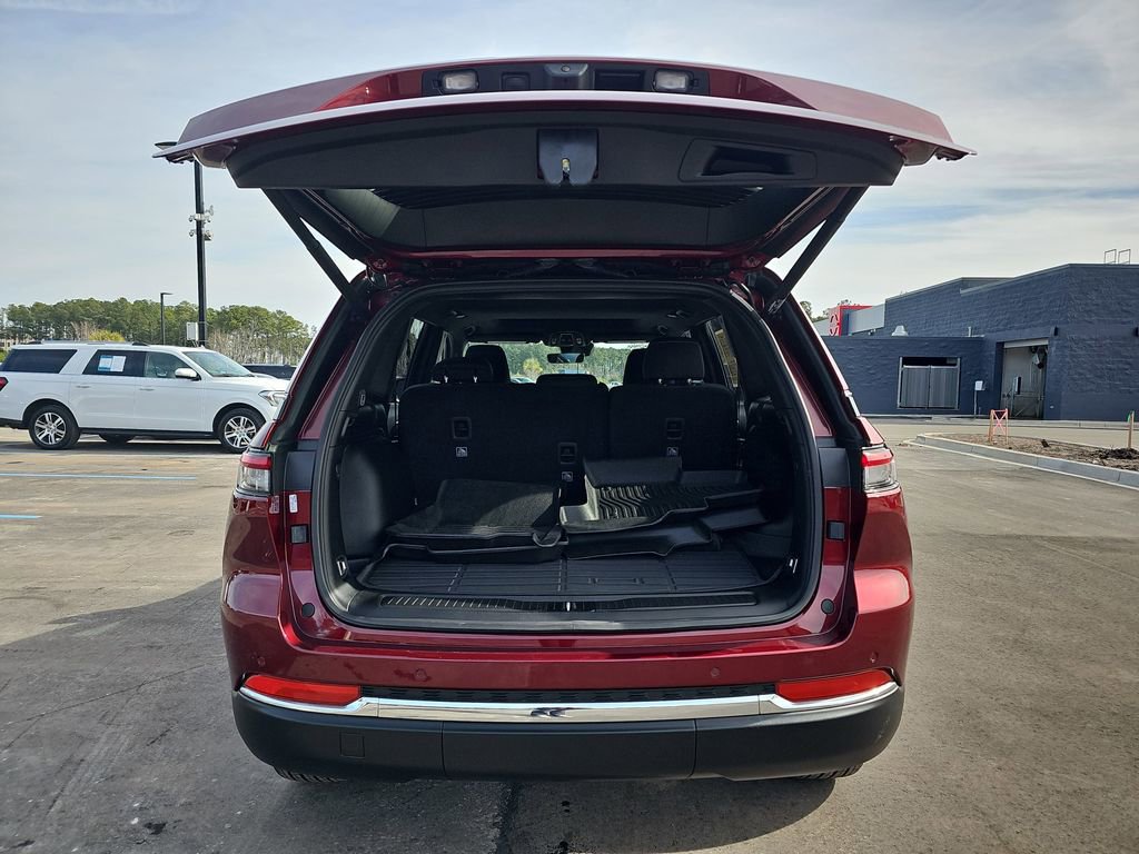 Used 2025 Jeep Grand Cherokee Laredo X w/ Luxury Tech Group I image 15