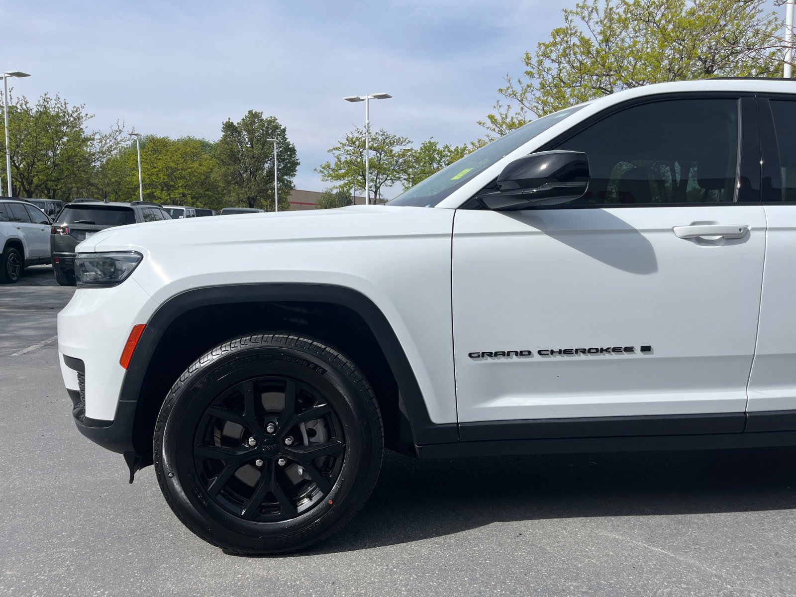 Used 2025 Jeep Grand Cherokee L Laredo image 9