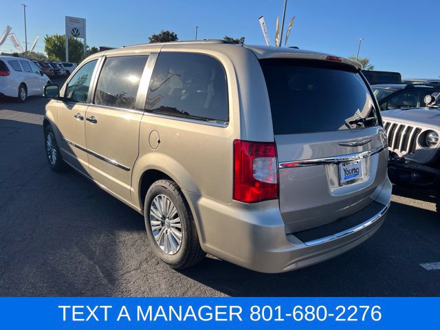 Used 2014 Chrysler Town & Country Touring-L w/ Driver Convenience Group FWD image 3