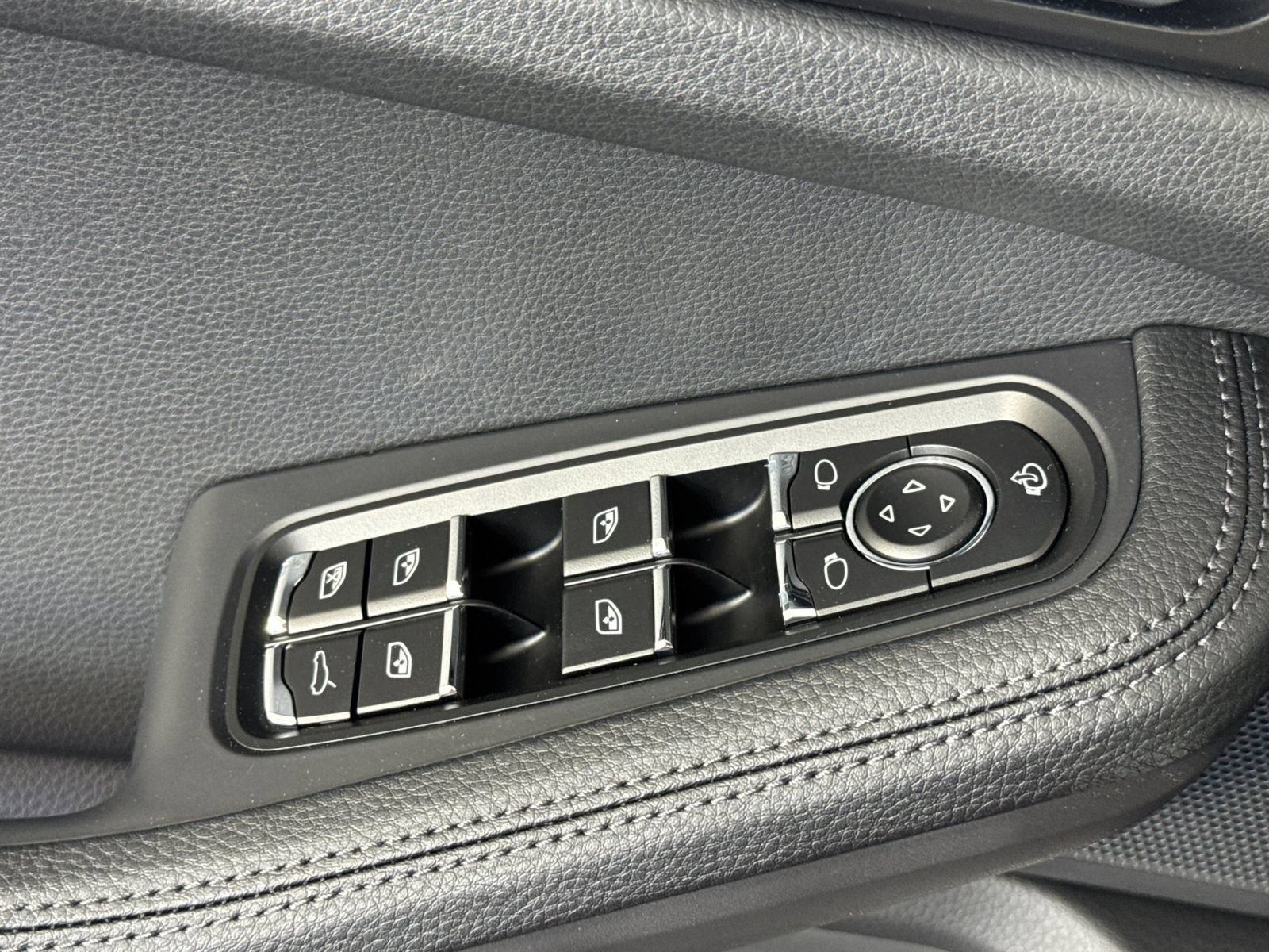 New 2026 Porsche Macan AWD/4WD image 13