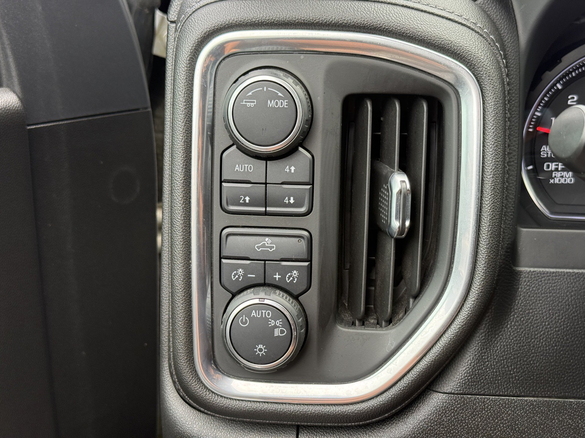 Used 2021 Chevrolet Silverado 1500 LT w/ Z71 Off-Road Package AWD/4WD image 31