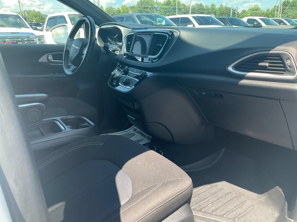 Used 2020 Chrysler Pacifica Touring w/ S Appearance Package FWD image 11
