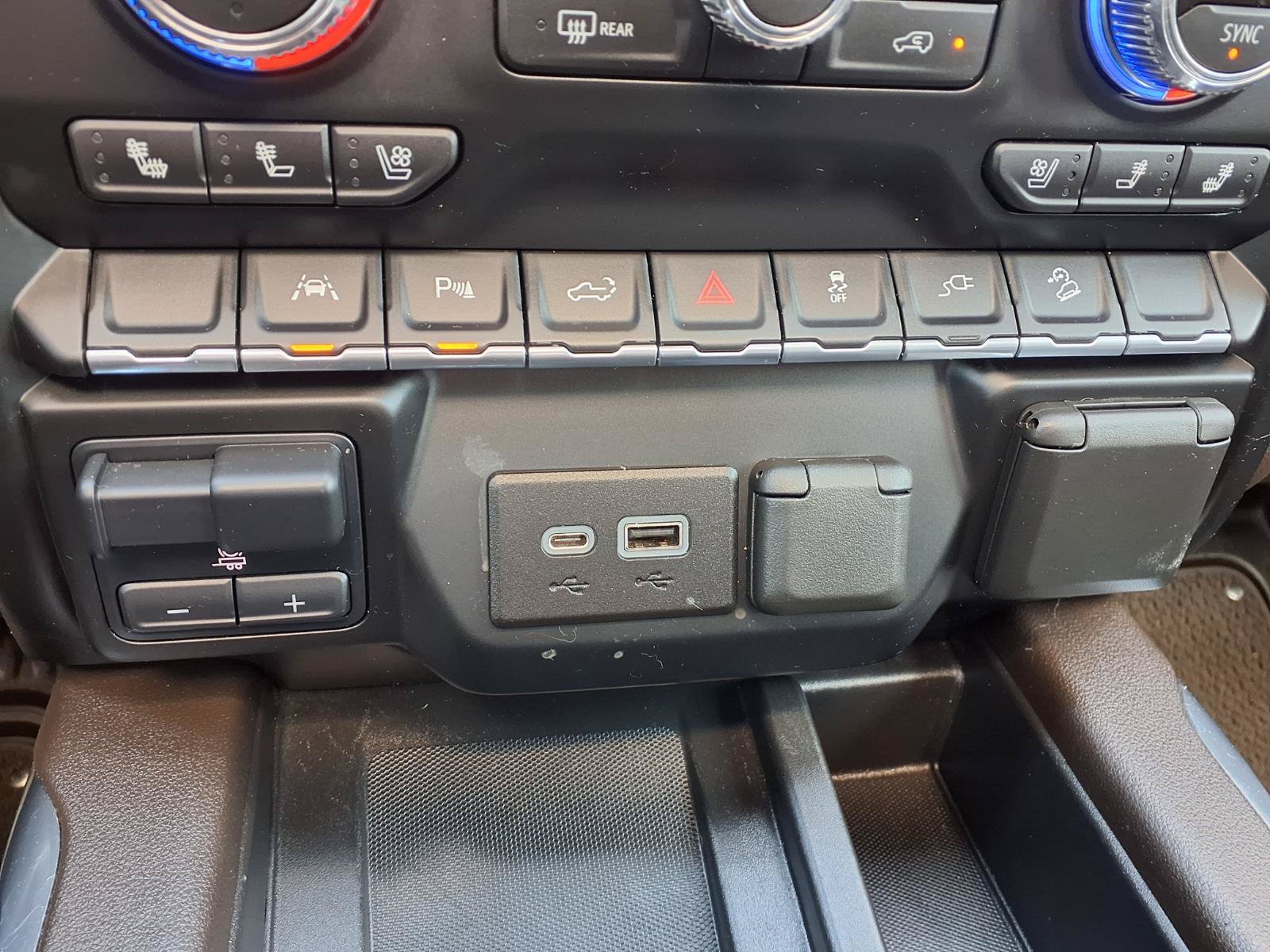 Used 2022 GMC Sierra 1500 Denali w/ Driver Alert Package II AWD/4WD image 9