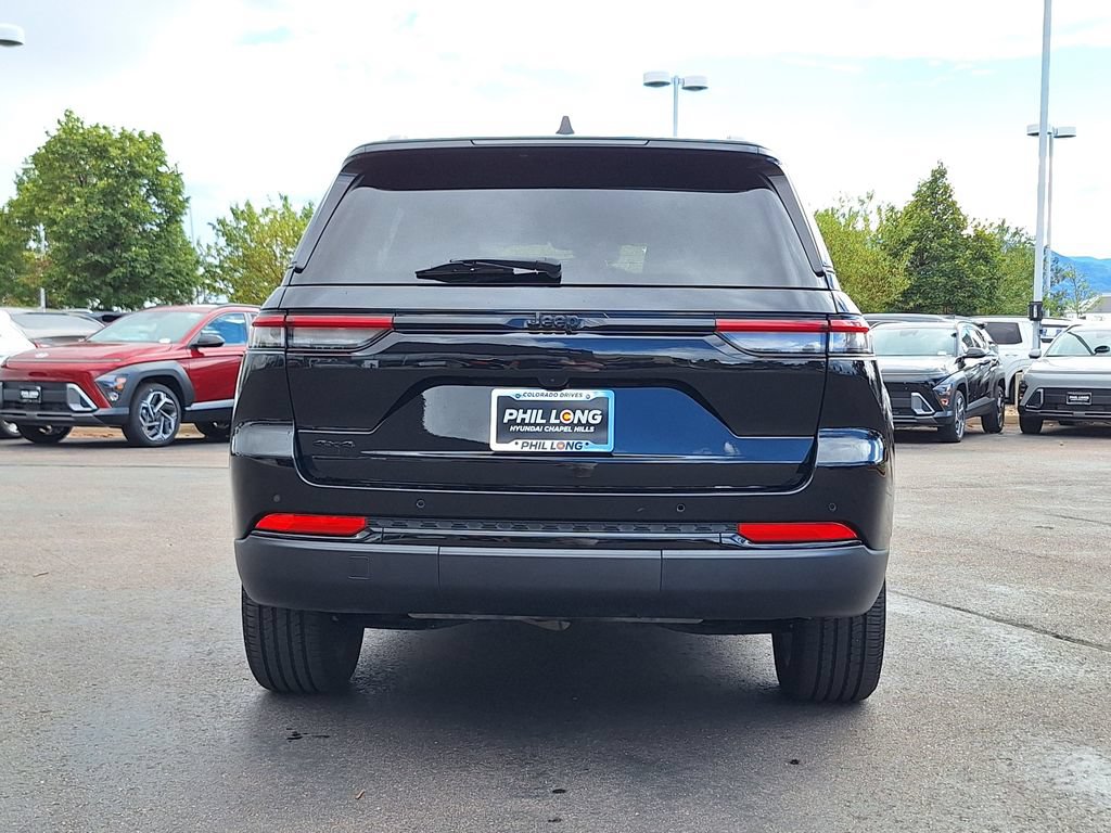 Used 2023 Jeep Grand Cherokee Altitude AWD/4WD image 4