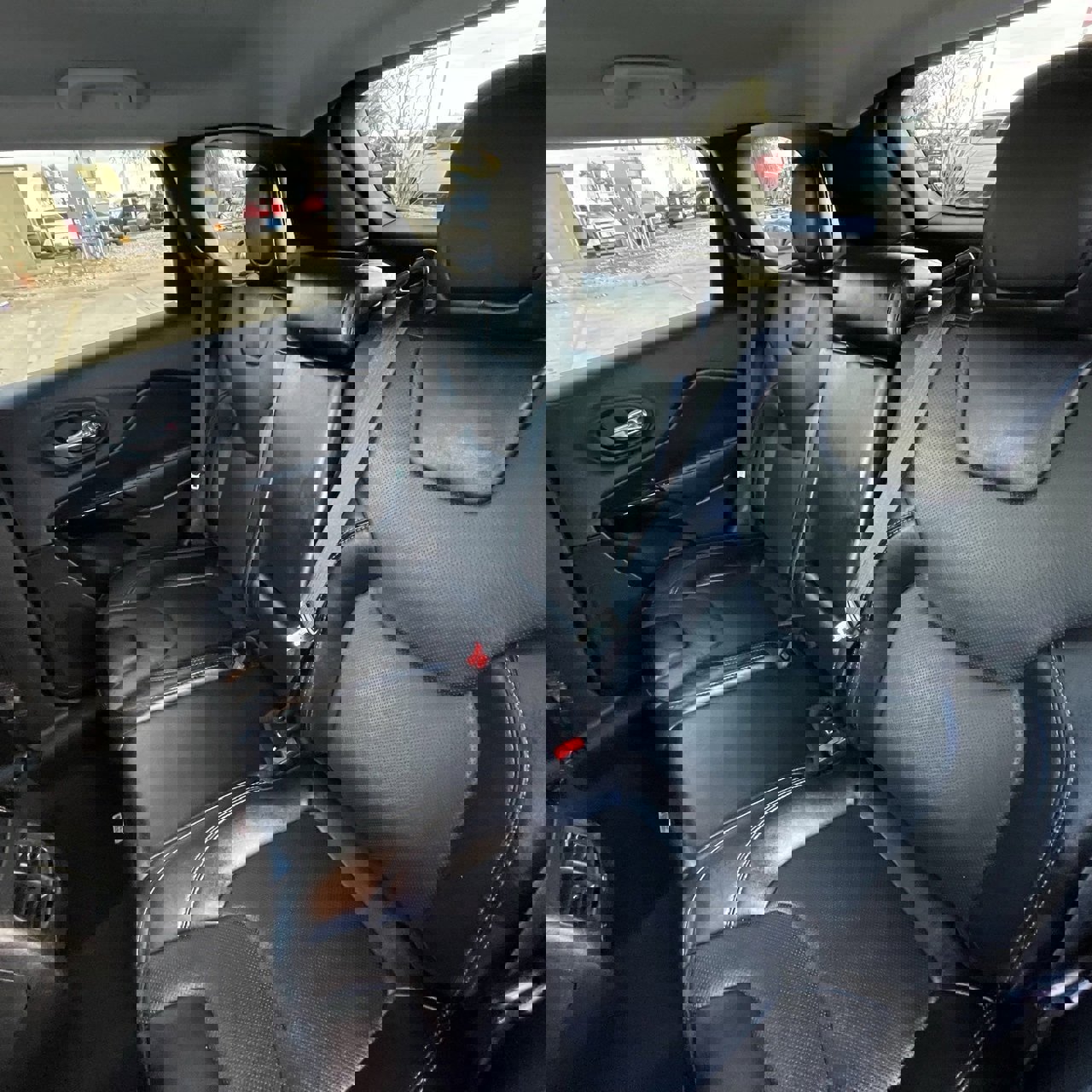 Used 2023 Jeep Cherokee Altitude Lux image 22