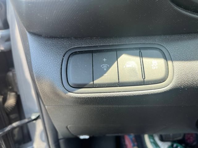 Used 2021 Hyundai Venue SE FWD image 16