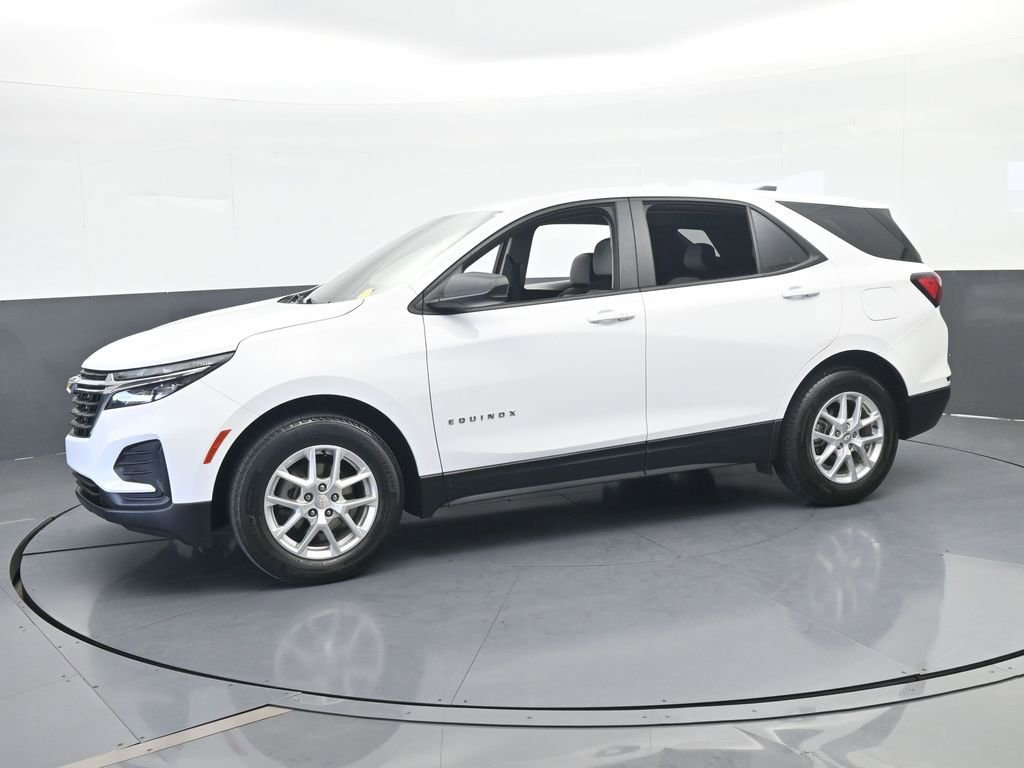 Used 2023 Chevrolet Equinox LS image 2