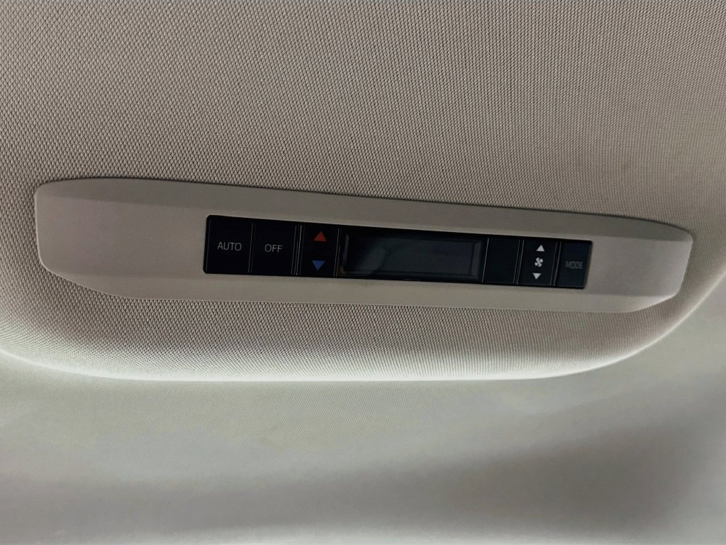 Used 2025 Toyota Sienna LE FWD image 32