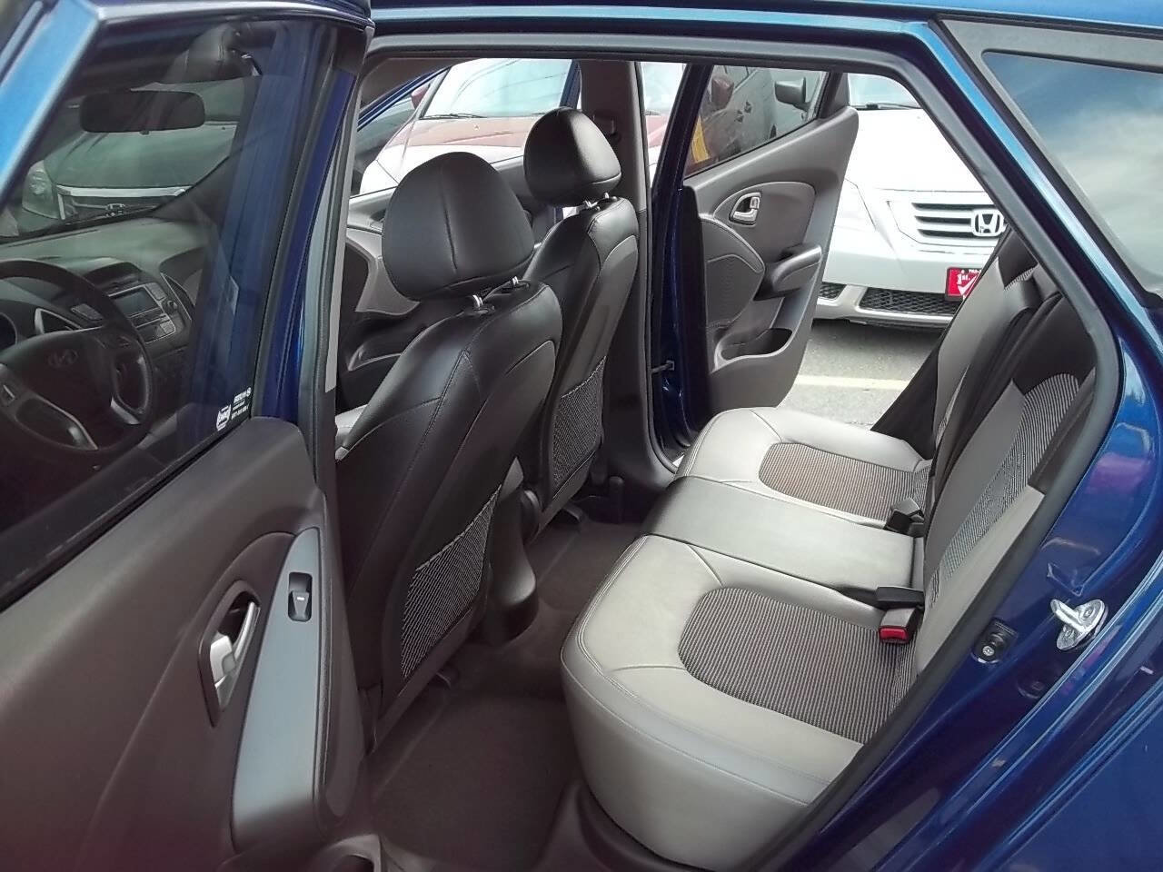 Used 2010 Hyundai Tucson GLS w/ Popular Equipment Pkg 2 AWD/4WD image 9