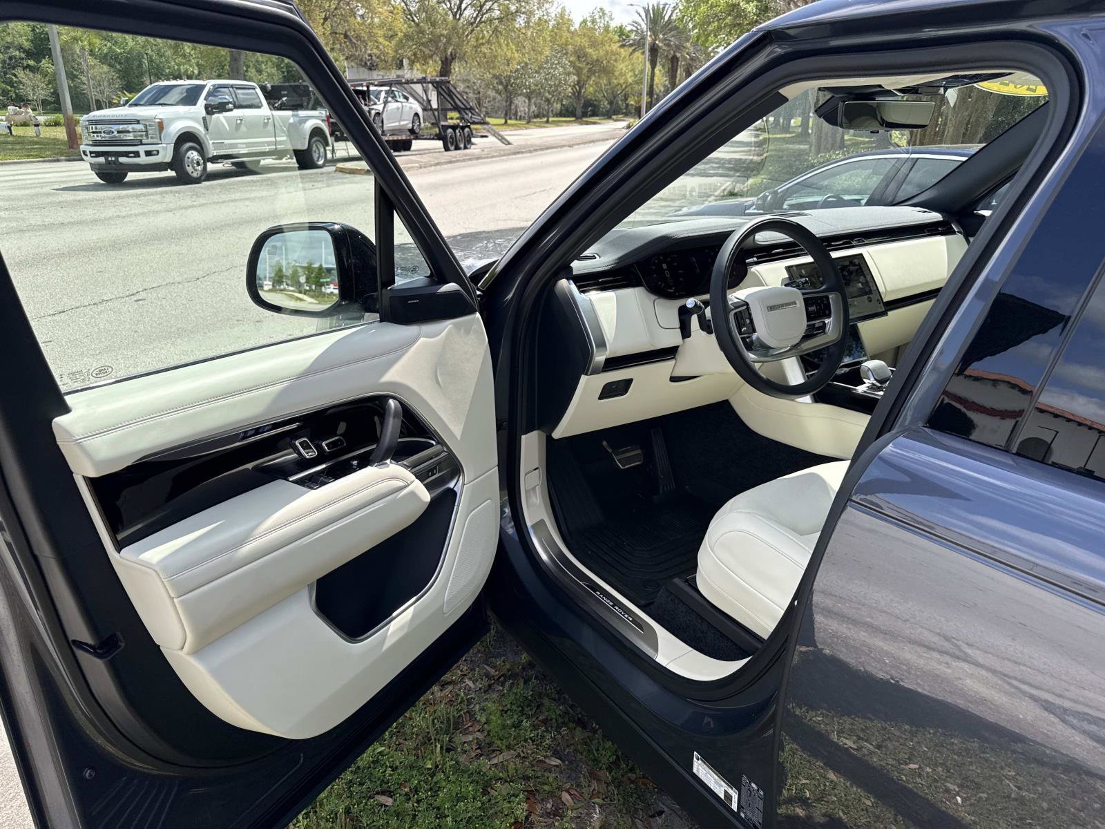 Used 2026 Land Rover Range Rover Long Wheelbase SE image 18