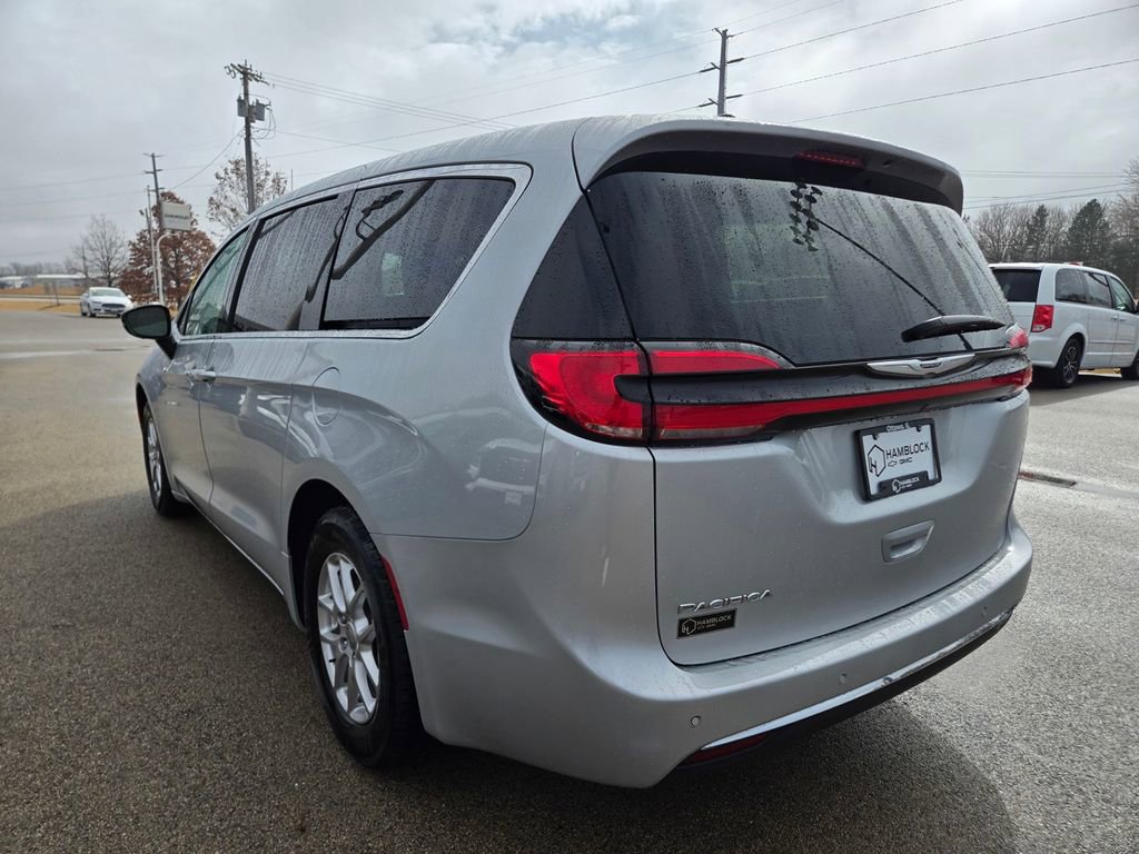 Used 2024 Chrysler Pacifica Touring-L FWD image 7