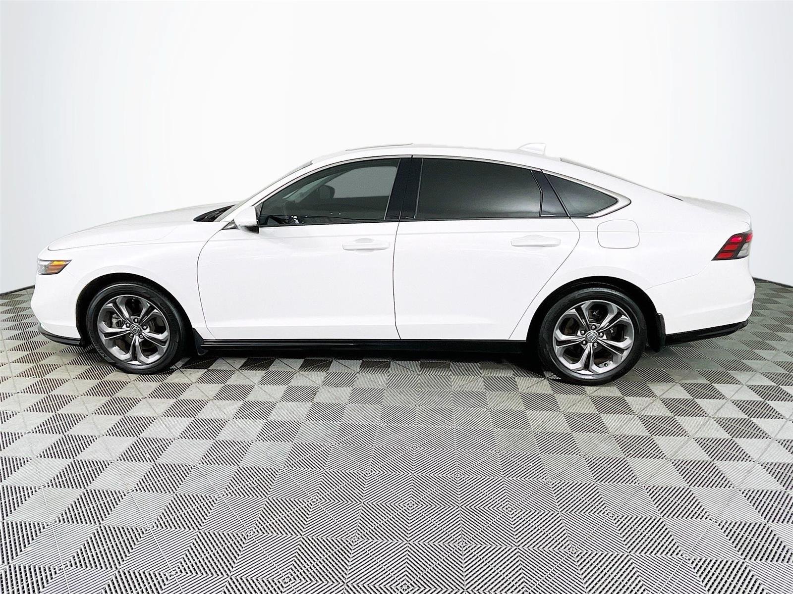 Used 2023 Honda Accord EX-L image 4