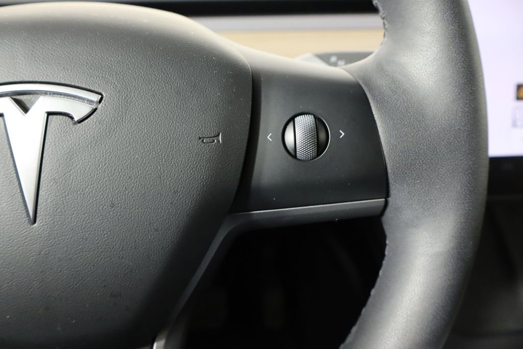 Used 2022 Tesla Model Y Long Range image 27