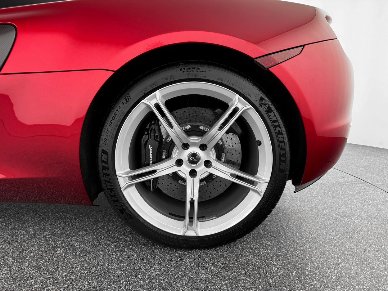 Used 2015 McLaren 650S Spider image 35