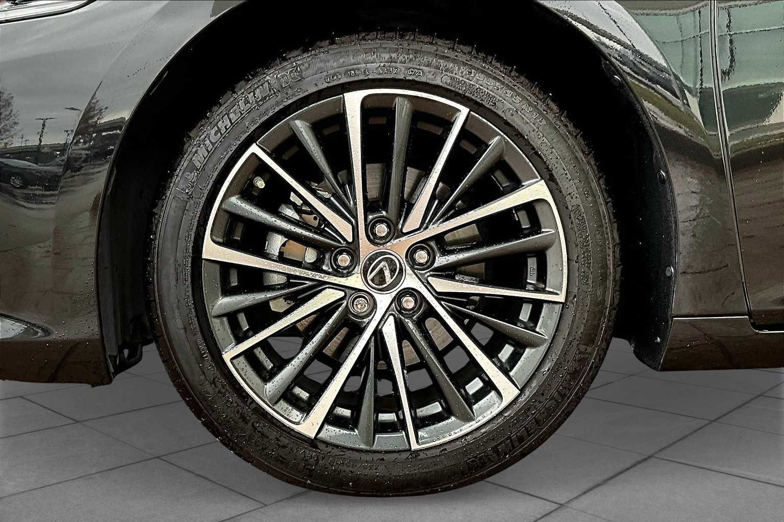 Used 2024 Lexus ES 350 w/ Premium Package image 9